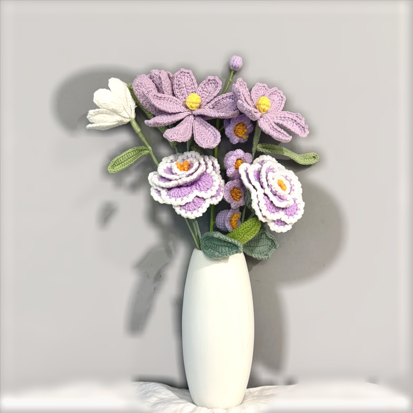 Detailansicht lila gehäkelter Blumenstrauß als 4-Stiele-Set nach Wahl