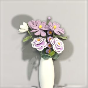 Gehäkelter lila Blumenstrauß mit Pfingstrose, Kosmee, Tulpe und Glockenblume