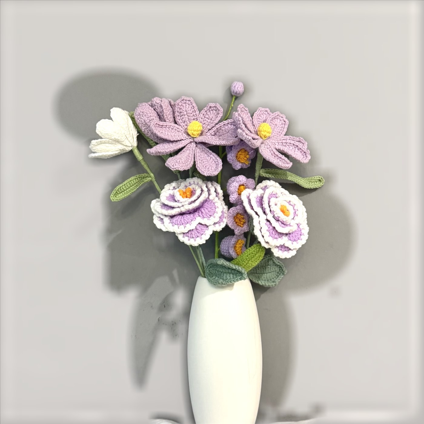 Gehäkelter lila Blumenstrauß mit Pfingstrose, Kosmee, Tulpe und Glockenblume