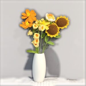 Gehäkelter gelber Blumenstrauß mit Sonnenblume, Kosmee, Glockenblume und Rose