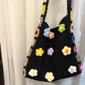 Schwarze Stricktasche mit bunten Blumen