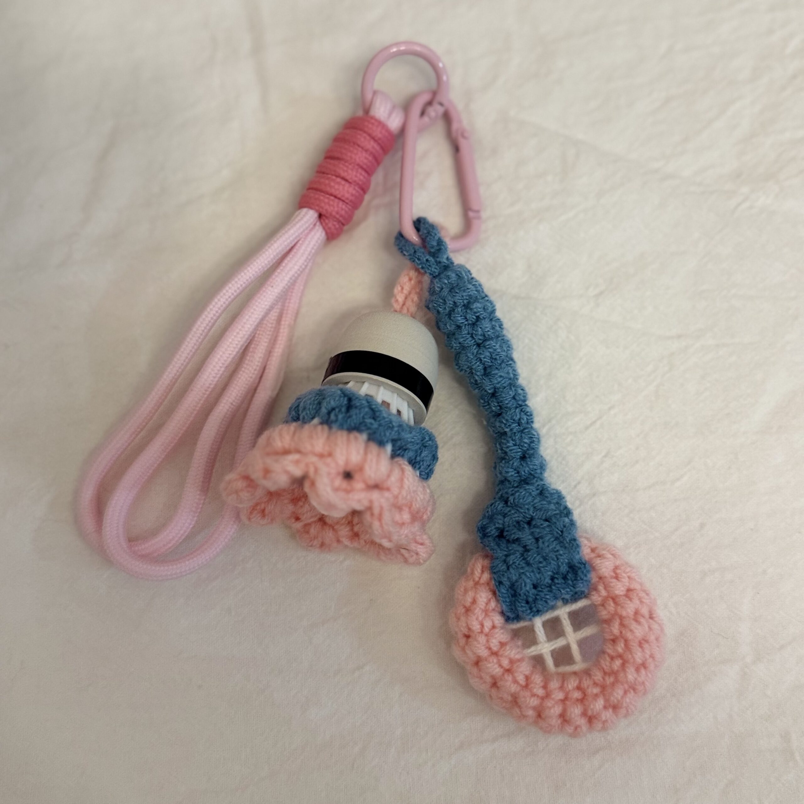 Rosa-blauer handgemachter Badminton-Schlüsselanhänger mit Federball, kleinem Schläger, rosa Karabiner und langem rosa Band.
