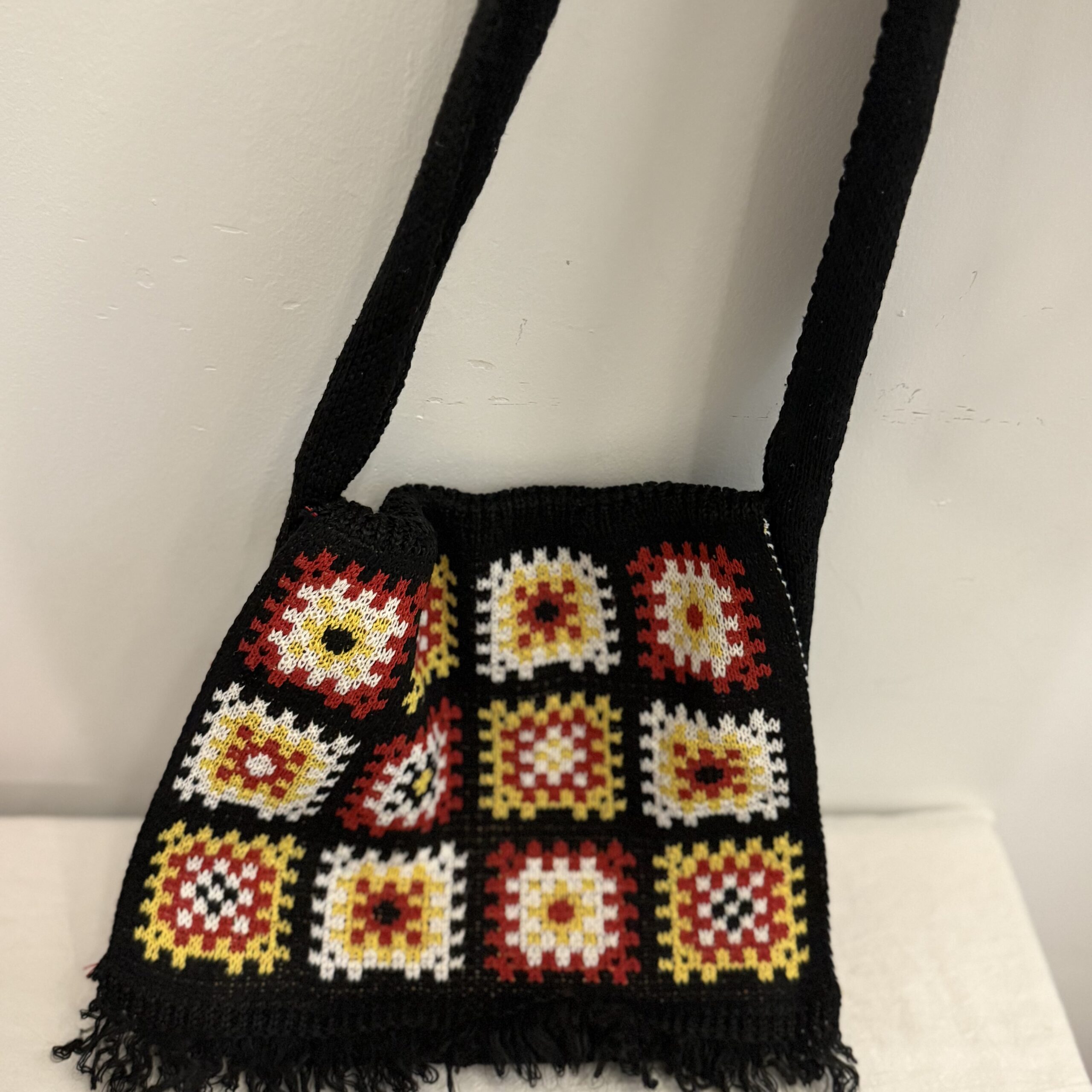 Handgemachte schwarze Stricktasche mit Granny-Square-Muster